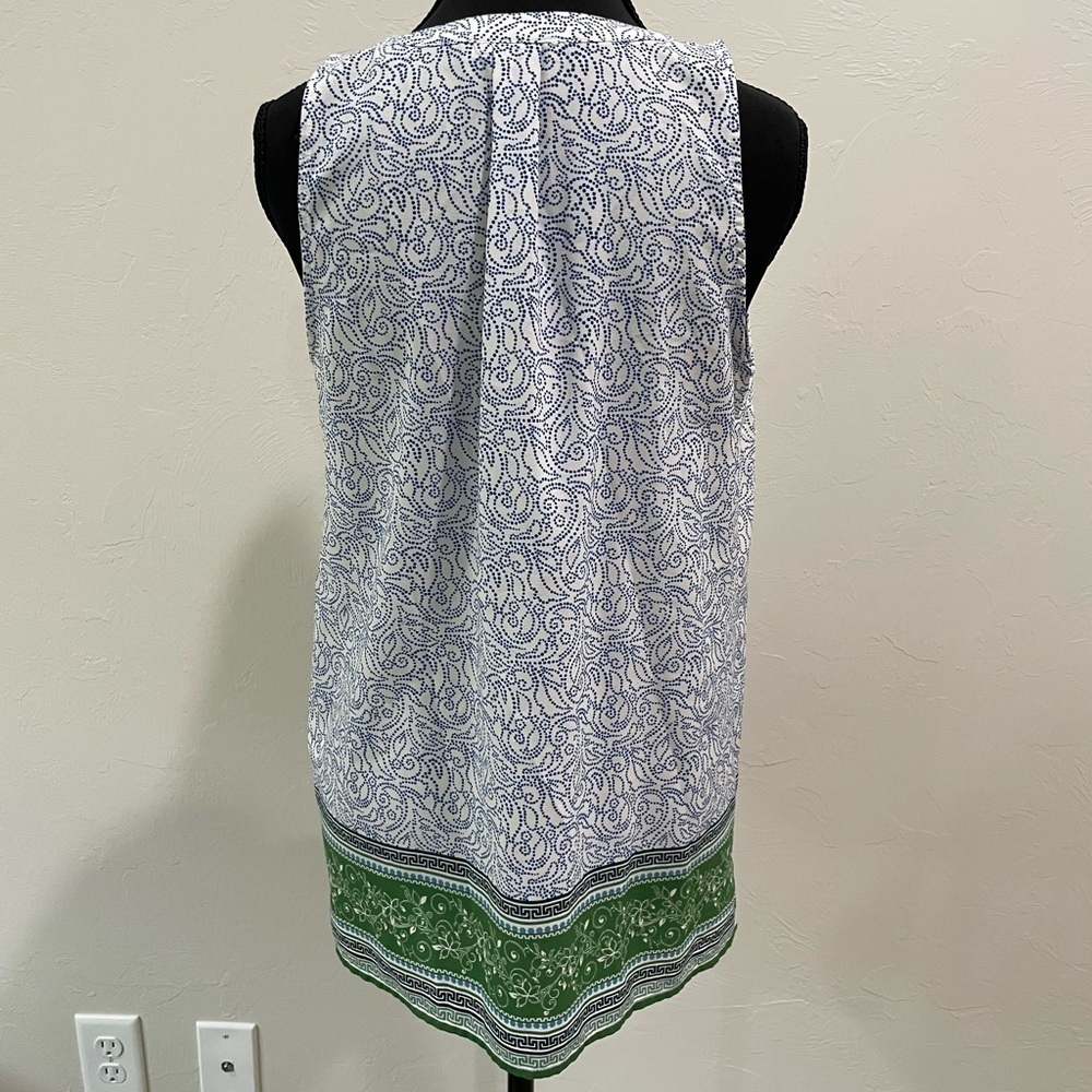 Dalia sleeveless top size small. Beautiful floral
lightweight fabric. - Picture 2 of 6